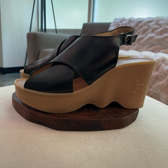 Famolare wedge heel sandal, size 7, like new condition! Black leather upper. - Picture 4 of 4